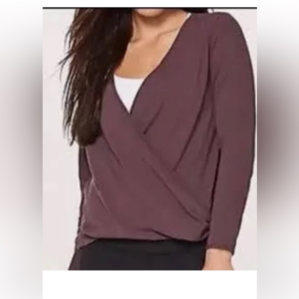 Lululemon Athletica Plum Wrap Blouse
Caja 6